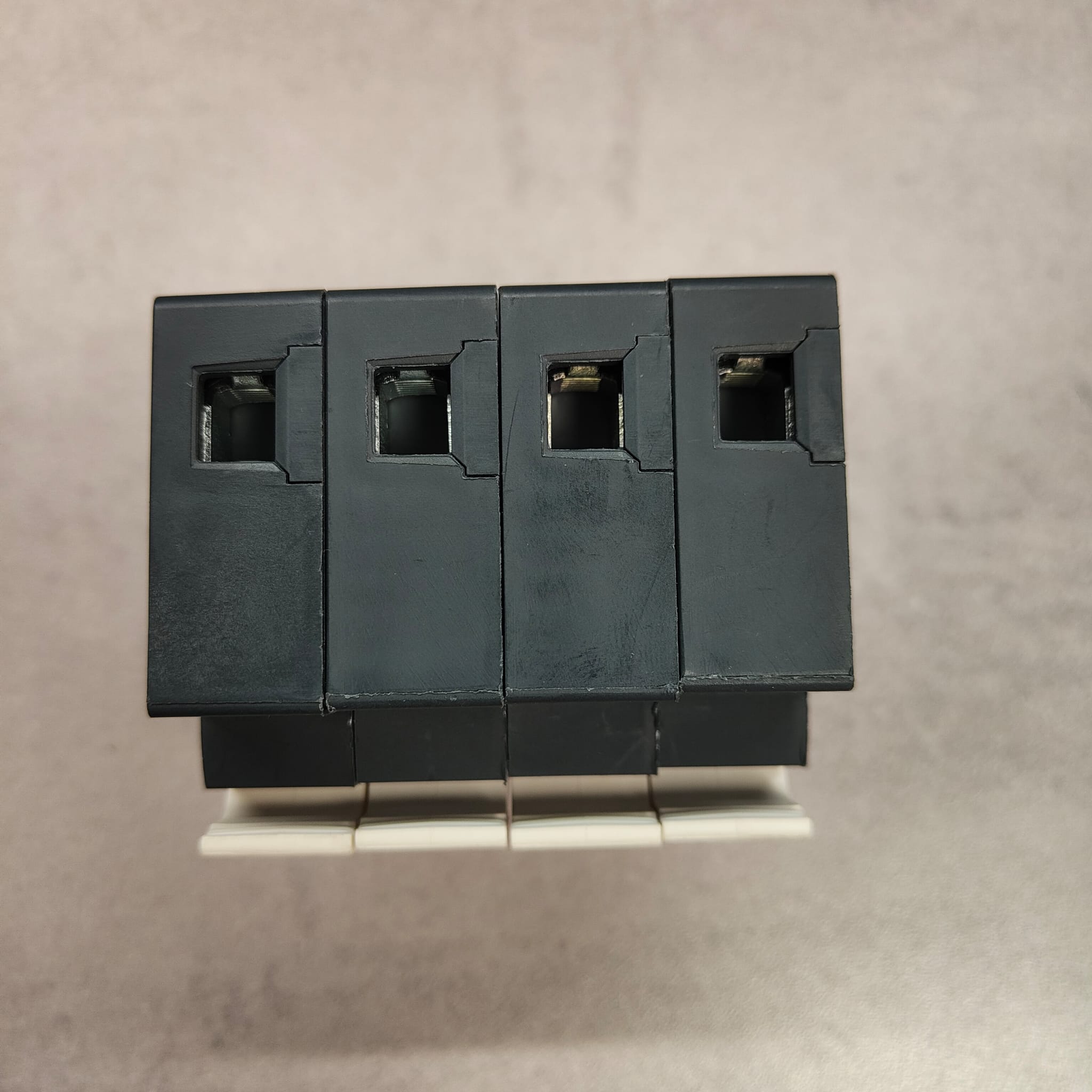 Lot de 4 porte-fusibles neutres Schneider Electric TeSys DF10N – 32 A – 10×38 mm