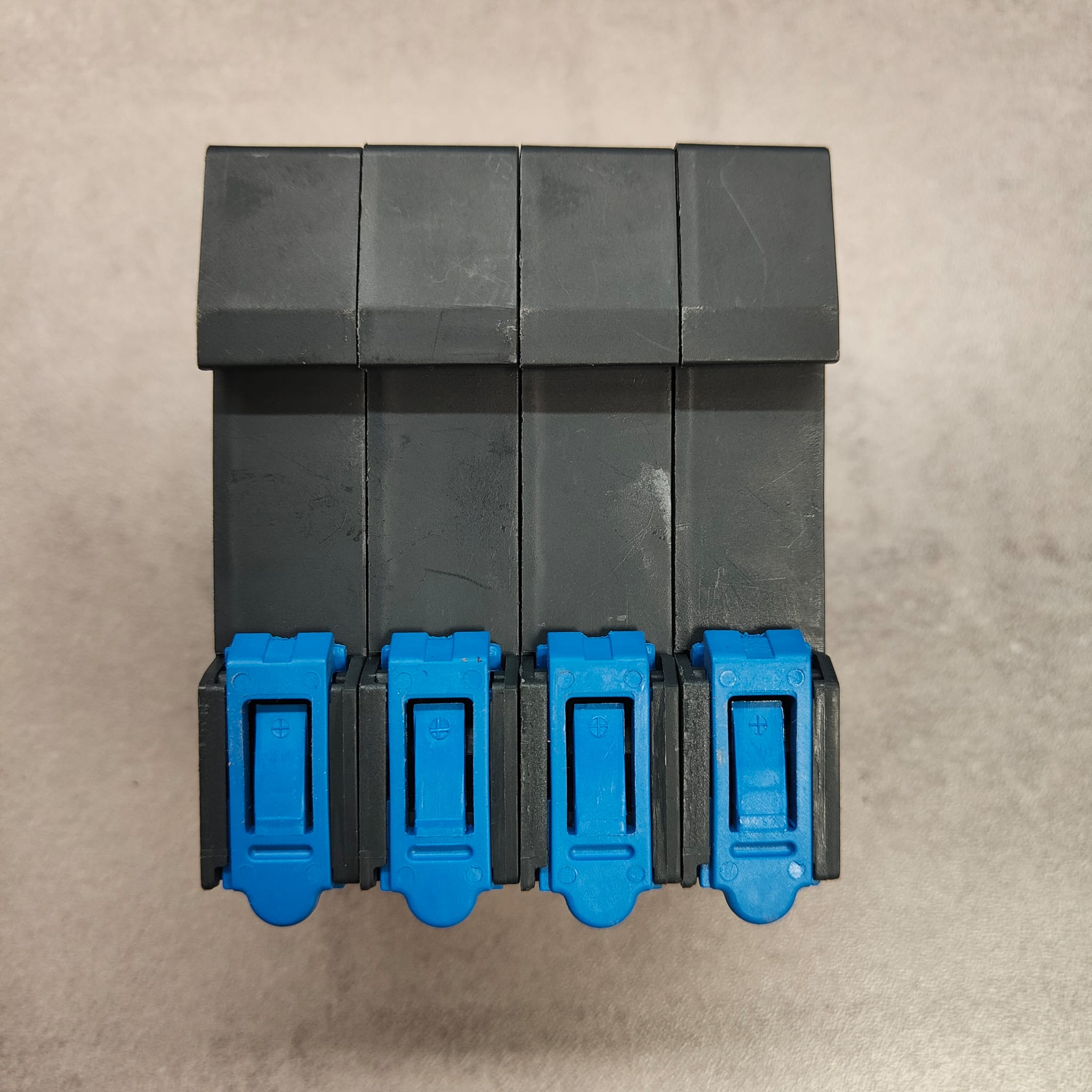 Lot de 4 porte-fusibles neutres Schneider Electric TeSys DF10N – 32 A – 10×38 mm